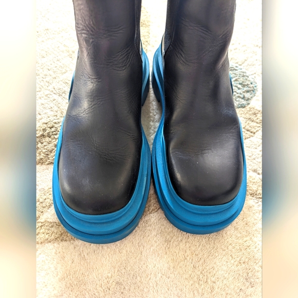 Bottega Veneta blue Tire Chelsea Boots - Picture 2 of 11
